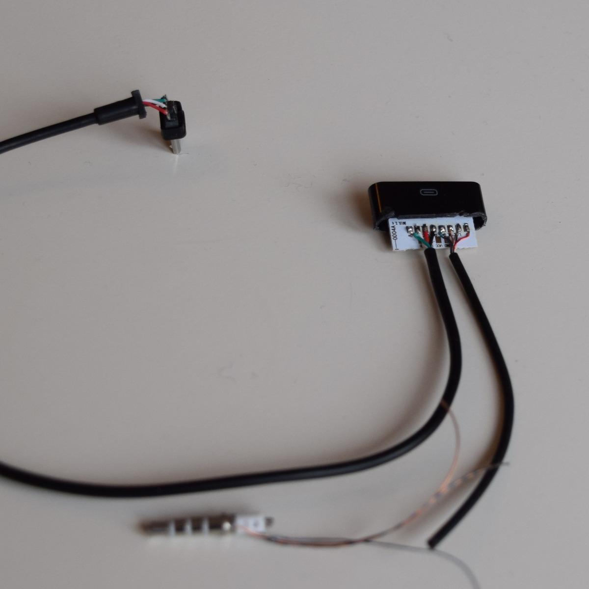 Der 30-Pin-Adapter wurde abisoliert bzw. die Verschalung aufgebrochen und das Audiokabel gekürzt.